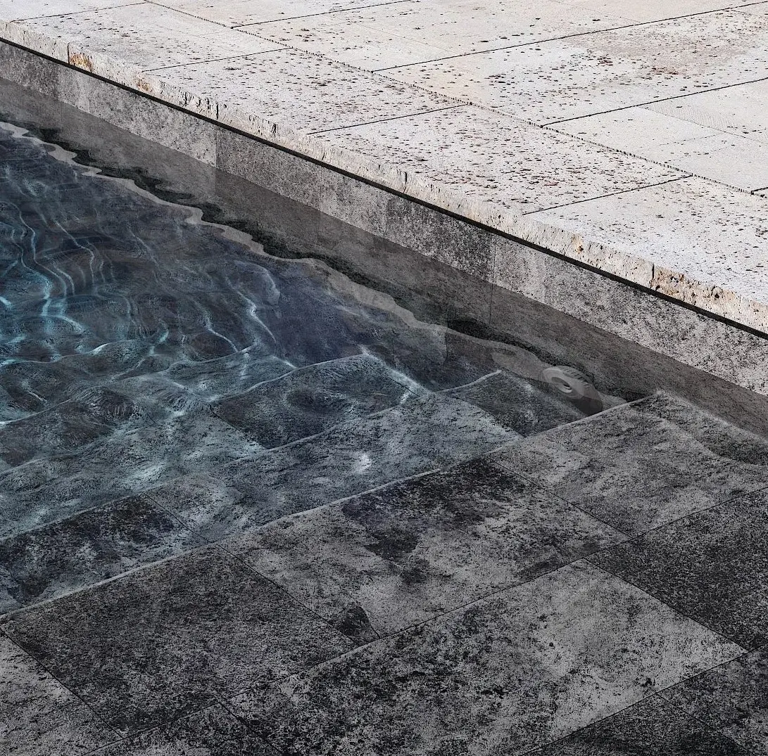 Revêtement de piscine sombre et marbré avec margelle en pierre naturelle au bord du bassin, reflets à la surface de l'eau en gros plan.