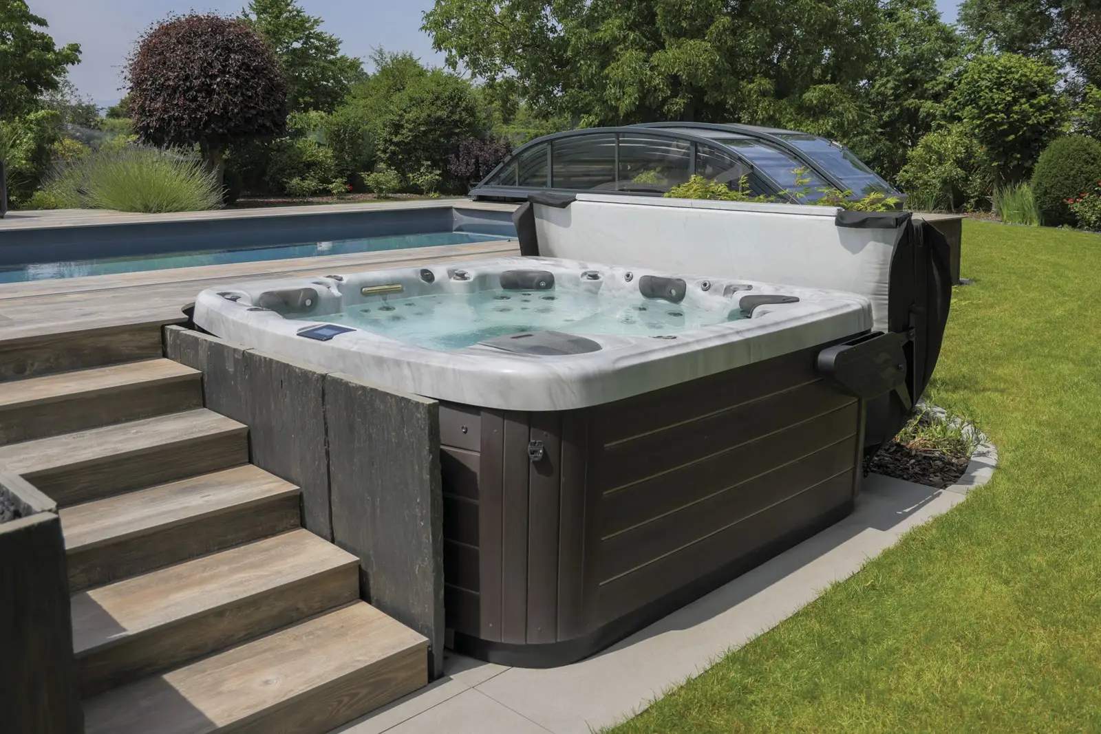 Aquilus Piscines & Spas — Le spa 881 de la gamme Excellence est composé de 5 places dont 1 allongée. Avec ses dimens