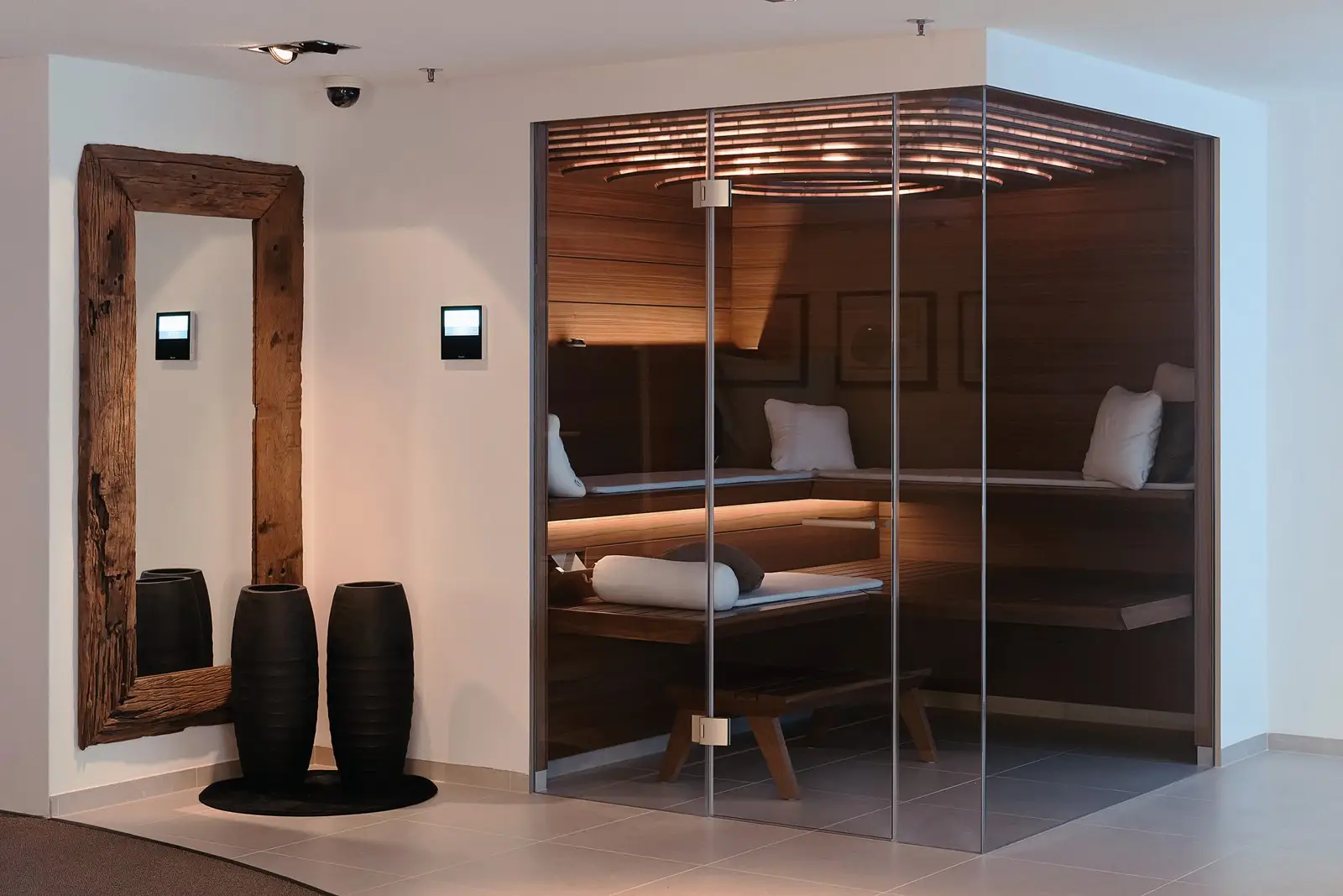 KLAFS Sauna — Le Sauna Aurora associe design exclusif et bien-être. Son intérieur en bois de noyer sombr