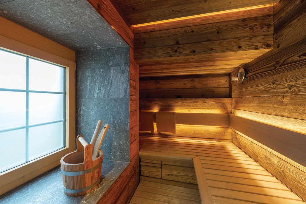 KLAFS Sauna — Conçu sur-mesure pour s'intégrer à une fenêtre existante, ce sauna associe des banquettes
